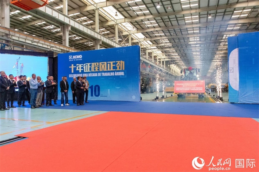 儀式上，米納斯吉拉斯州、波蘇阿雷格里市政府官員，徐工巴西制造的供應(yīng)商、經(jīng)銷商、客戶伙伴、員工代表和在巴中資機(jī)構(gòu)代表等，一起祝賀徐工巴西制造第23456臺(tái)產(chǎn)品下線并交付客戶。 人民日?qǐng)?bào)社拉美中心分社 威廉·科埃略·維亞納攝