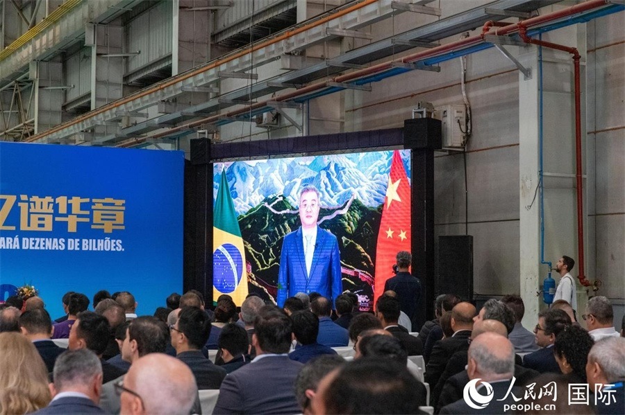 中國(guó)駐巴西大使祝青橋在視頻致辭中表示，徐工在巴西的發(fā)展，是眾多中國(guó)企業(yè)在習(xí)近平主席提出的共建“一帶一路”倡議推動(dòng)下，將中國(guó)的技術(shù)和產(chǎn)業(yè)發(fā)展成果帶往世界，促進(jìn)各國(guó)發(fā)展的縮影。 人民日?qǐng)?bào)社拉美中心分社 威廉·科埃略·維亞納攝