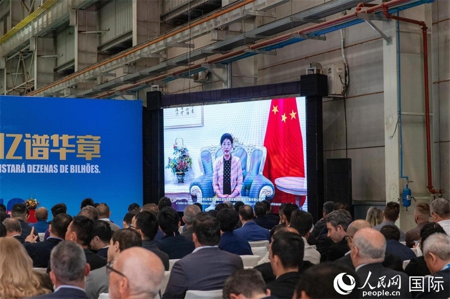 中國(guó)駐里約熱內(nèi)盧總領(lǐng)事田敏在視頻致辭中表示，中國(guó)是米納斯吉拉斯州第一大貿(mào)易伙伴和重要投資來(lái)源國(guó)。近年來(lái)，雙方在貿(mào)易投資、科技創(chuàng)新、裝備制造、人文交流等領(lǐng)域開(kāi)展了富有成果的合作。 人民日?qǐng)?bào)社拉美中心分社 威廉·科埃略·維亞納攝