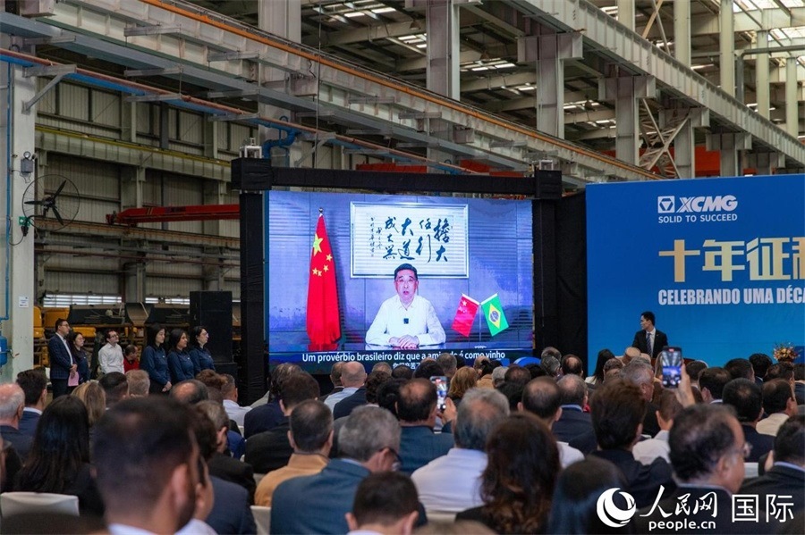 徐工集團(tuán)、徐工機(jī)械董事長(zhǎng)楊東升在視頻致辭中表示，徐工作為中國(guó)工程機(jī)械的排頭兵，堅(jiān)定不移實(shí)施國(guó)際化主戰(zhàn)略，投資運(yùn)營(yíng)的徐工巴西制造基地成為見(jiàn)證中巴友誼的標(biāo)桿示范。 人民日?qǐng)?bào)社拉美中心分社 威廉·科埃略·維亞納攝