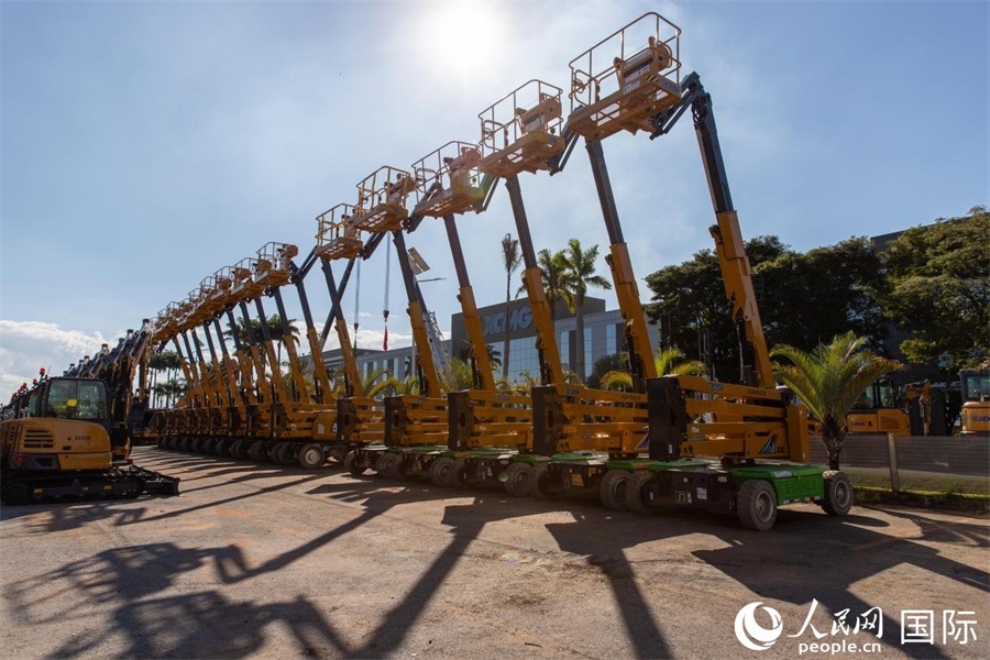 在徐工巴西制造生產(chǎn)基地，一批完成生產(chǎn)的設(shè)備正準(zhǔn)備交付客戶。 人民日?qǐng)?bào)社拉美中心分社 威廉·科埃略·維亞納攝