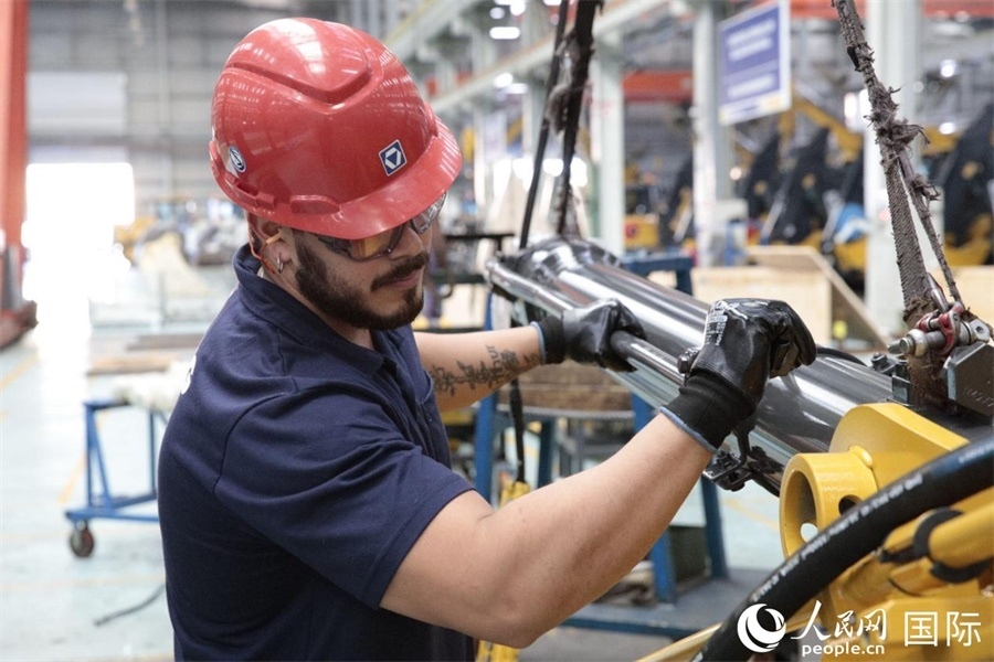 一名徐工巴西制造基地的當(dāng)?shù)貑T工正在進(jìn)行設(shè)備安裝和調(diào)試。 人民日?qǐng)?bào)社拉美中心分社 威廉·科埃略·維亞納攝