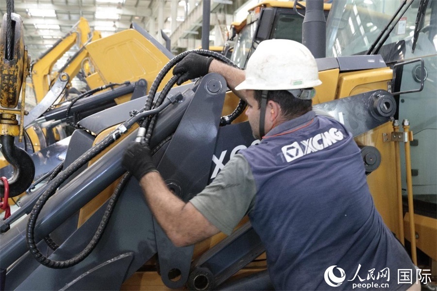 一名徐工巴西制造基地的當(dāng)?shù)貑T工正在進(jìn)行設(shè)備安裝和調(diào)試。 人民日?qǐng)?bào)社拉美中心分社 威廉·科埃略·維亞納攝