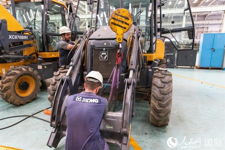 兩名徐工巴西制造基地的當(dāng)?shù)貑T工正在進(jìn)行設(shè)備安裝和調(diào)試。 人民日?qǐng)?bào)社拉美中心分社 威廉·科埃略·維亞納攝