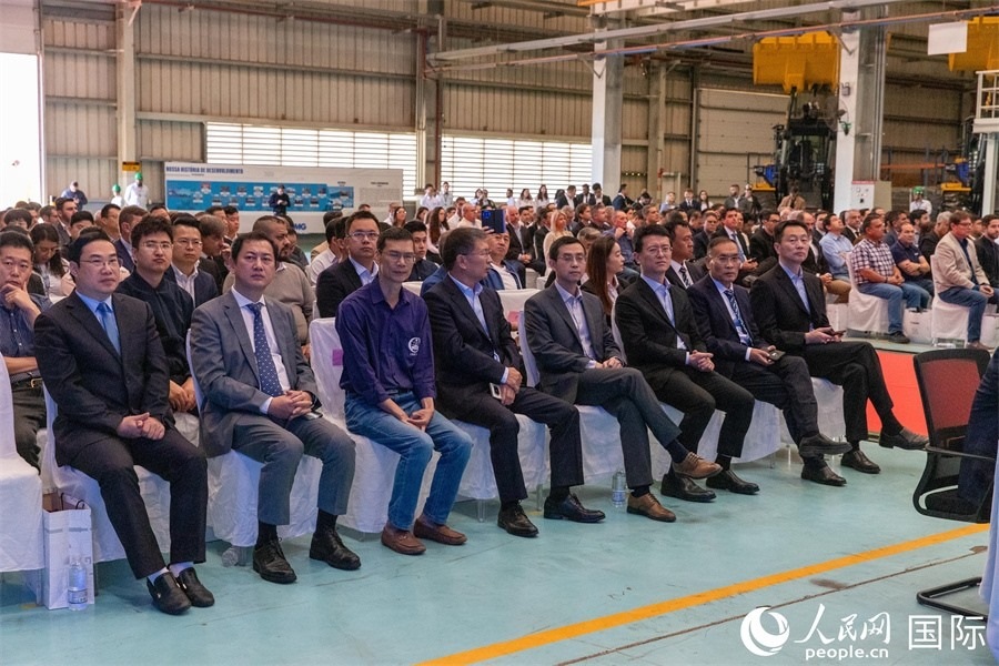 巴西米納斯吉拉斯州、波蘇阿雷格里市政府官員，徐工巴西制造的供應(yīng)商、經(jīng)銷商、客戶伙伴和員工代表，以及在巴中資機(jī)構(gòu)代表等200多人，出席了徐工巴西制造投產(chǎn)運(yùn)營(yíng)10周年暨第23456臺(tái)產(chǎn)品下線儀式。 人民網(wǎng) 威廉·科埃略·維亞納攝