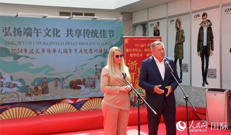 皮耶霍欽斯基（右）在活動上致辭。人民網(wǎng)記者 李增偉攝