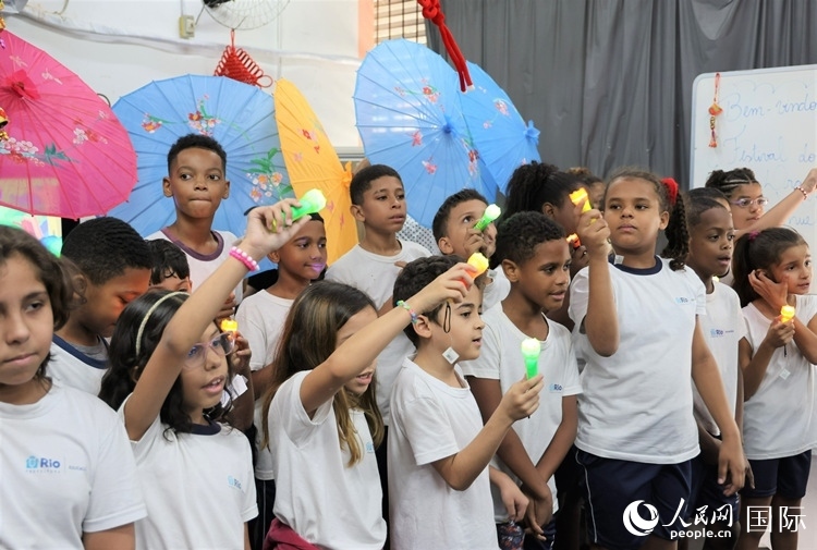 端午節(jié)活動(dòng)在里約薩繆爾·韋納公立學(xué)校舉辦，該校師生合唱中文歌曲。 人民網(wǎng)記者 時(shí)元皓攝