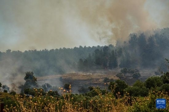  6月12日，以色列北部加利利地區(qū)遭受火箭彈襲擊后冒出滾滾濃煙。新華社發(fā)（阿亞爾·馬戈林?jǐn)z/基尼圖片社）