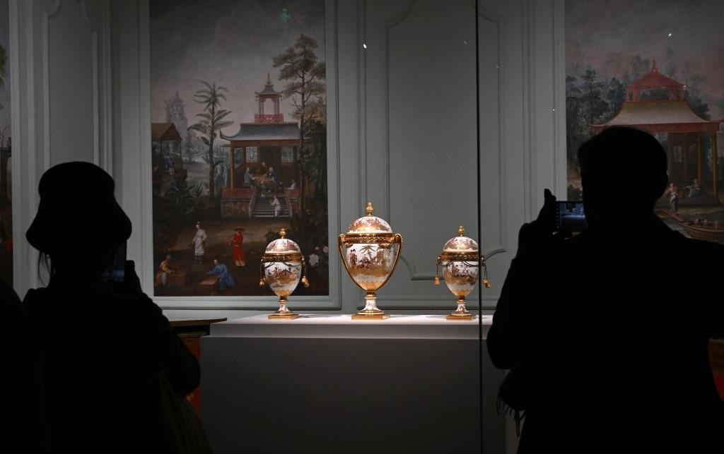 4月1日，觀眾在北京故宮參觀“紫禁城與凡爾賽宮——17、18世紀(jì)的中法交往”展覽。新華社記者金良快攝