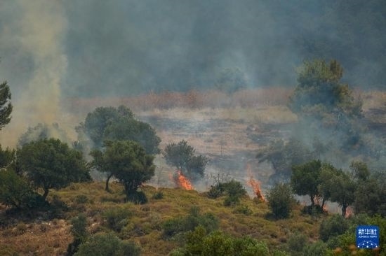 6月12日，以色列北部加利利地區(qū)遭受火箭彈襲擊后冒出滾滾濃煙。新華社發(fā)（阿亞爾·馬戈林?jǐn)z/基尼圖片社）