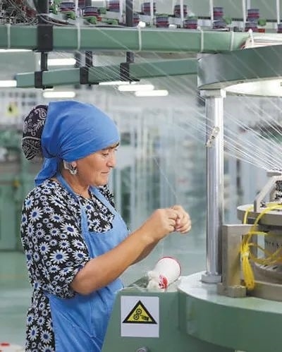 在針織毛坯車間，當?shù)毓と苏诮泳€。胡澤曦攝