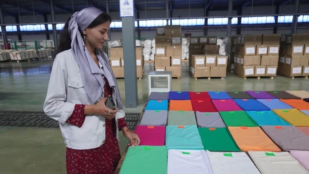 當?shù)毓と苏跈z驗成品。曲頌攝