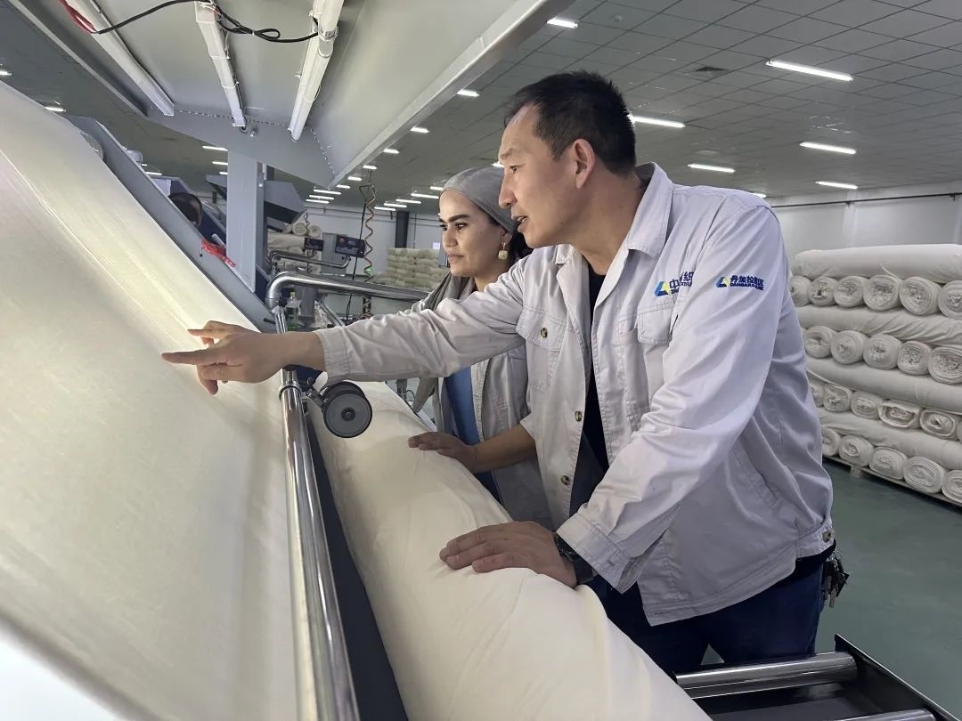 中方技術(shù)人員正在指導當?shù)毓と?。屈佩攝