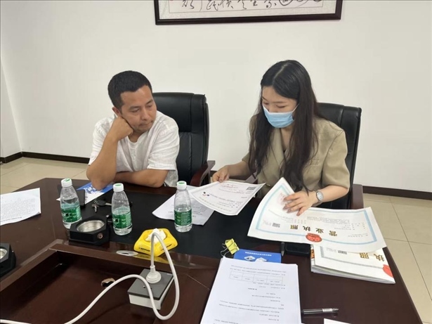 成都市溫江區(qū)市場監(jiān)管局在區(qū)農(nóng)副產(chǎn)品流通交易中心為商戶上門辦理“個轉企”登記。成都市市場監(jiān)管局供圖