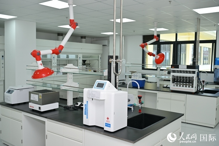 援緬甸國家疾控中心實驗室內(nèi)。人民網(wǎng)記者 謝佳君攝