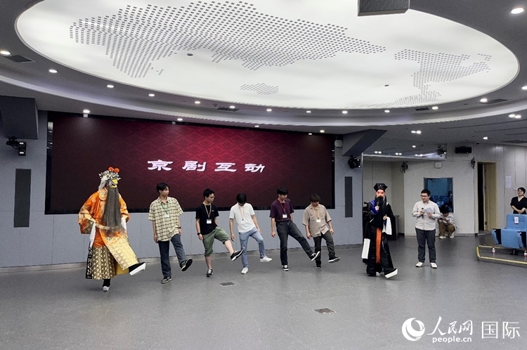 日本大學(xué)生代表團(tuán)學(xué)習(xí)京劇臺(tái)步。人民網(wǎng)記者 陳思攝