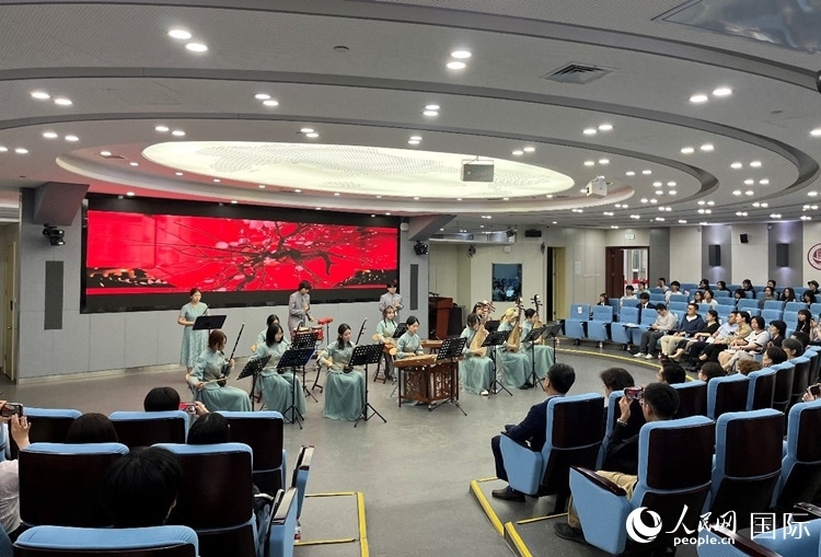 北京第二外國(guó)語(yǔ)學(xué)院學(xué)生帶來(lái)民樂(lè)表演。人民網(wǎng)記者 陳思攝