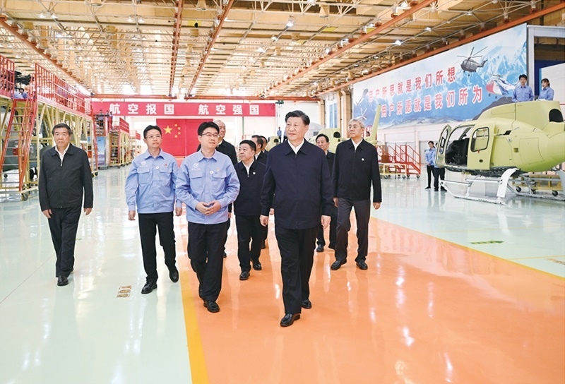 2023年10月10日至13日，中共中央總書記、國家主席、中央軍委主席習近平在江西考察。這是11日上午，習近平在景德鎮(zhèn)市昌河飛機工業(yè)（集團）有限公司考察。 新華社記者 燕雁/攝