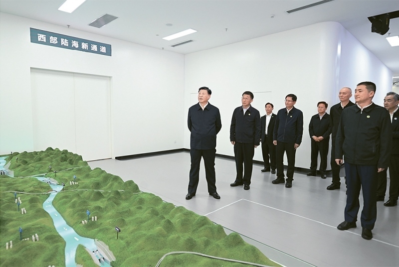 2023年12月14日至15日，中共中央總書記、國家主席、中央軍委主席習近平在廣西考察。這是14日上午，習近平在南寧市考察中國—東盟信息港股份有限公司，結(jié)合平陸運河沙盤聽取西部陸海新通道骨干工程建設匯報。 新華社記者 謝環(huán)馳/攝