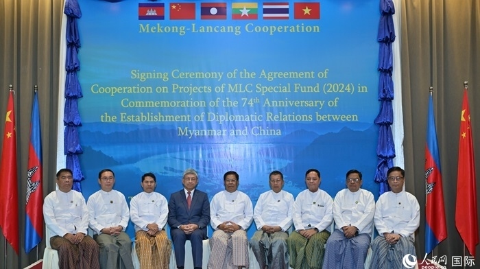 中國駐緬甸大使陳海（左四）與緬方執(zhí)行部委部長(zhǎng)合影。人民網(wǎng)記者 謝佳君攝