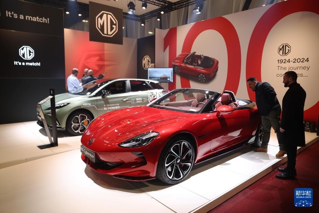 2024年1月17日，人們在比利時布魯塞爾舉辦的2024布魯塞爾汽車展上參觀上汽名爵電動汽車。新華社記者 趙丁喆 攝