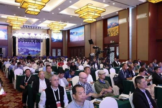  6月15日，“長(zhǎng)白山·世界地質(zhì)公園、世界生物圈保護(hù)區(qū)可持續(xù)發(fā)展會(huì)議”現(xiàn)場(chǎng)。新華社發(fā)