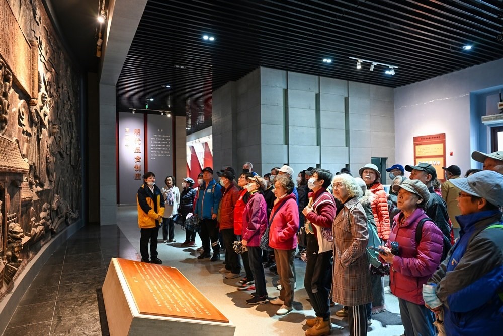 △ 2024年4月10日，北京朝陽區(qū)安慧里社區(qū)黨委組織離退休黨員參觀“明鏡昭廉”明代反貪尚廉歷史文化園。