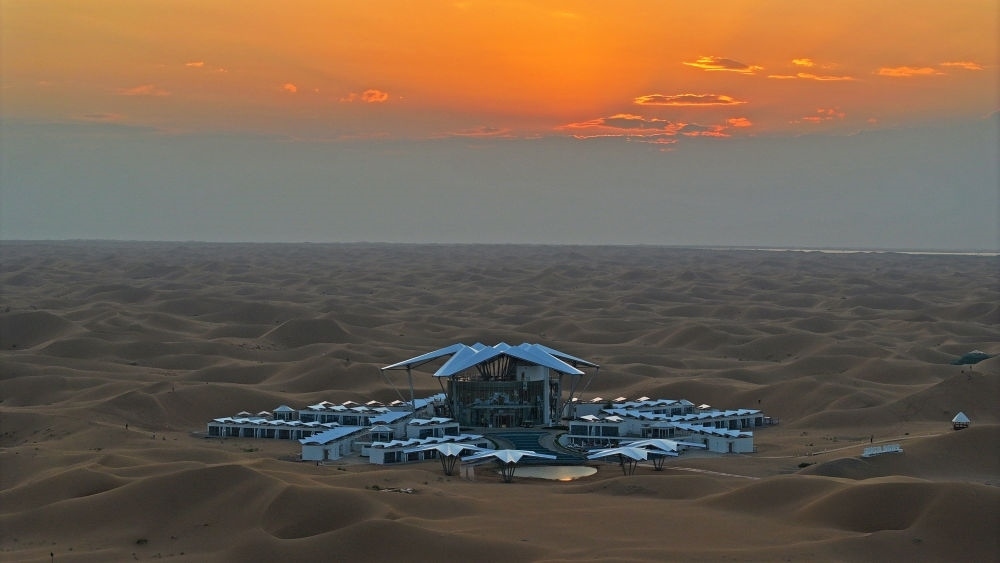 這是位于寧夏中衛(wèi)市沙坡頭景區(qū)的星星酒店（2023年9月6日攝，無人機(jī)照片）。新華社記者 王鵬 攝