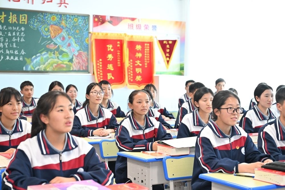 2024年6月18日，果洛西寧民族中學(xué)學(xué)生在上課。