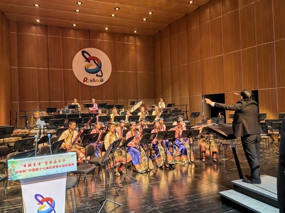 5月4日，來(lái)自果洛西寧民族中學(xué)的果洛州青少年管樂(lè)團(tuán)在山東省日照市演出。