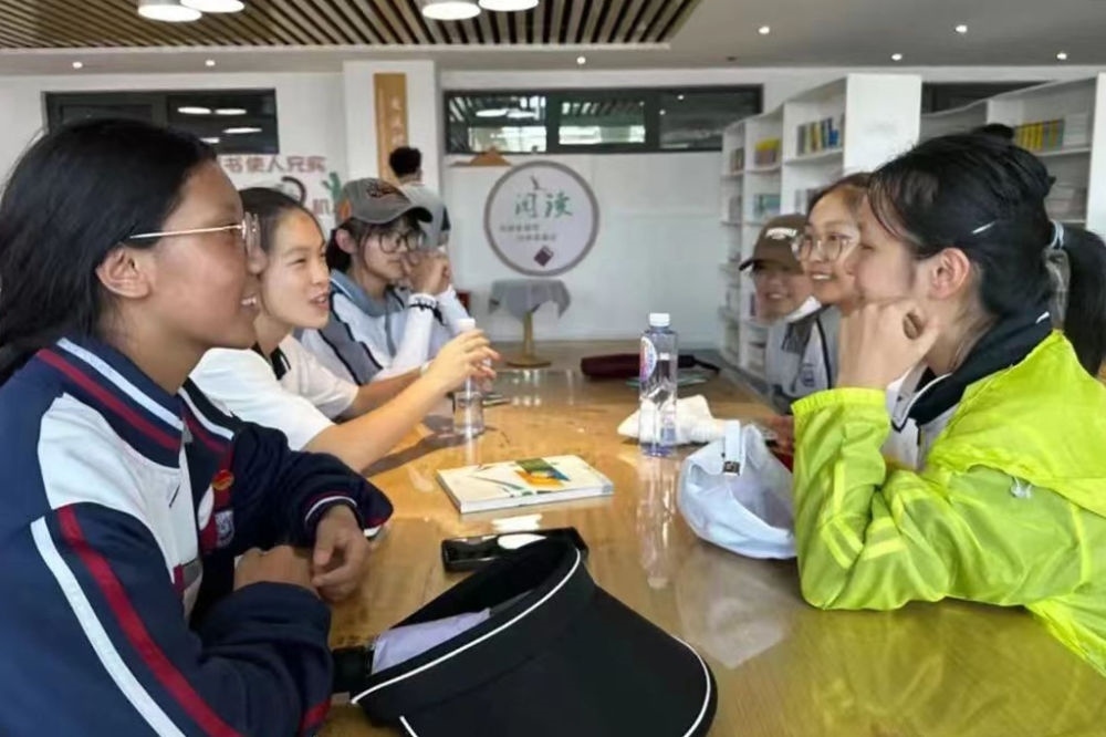 2023年7月10日，在果洛西寧民族中學(xué)，上海市大同中學(xué)學(xué)生（右）與果洛西寧民族中學(xué)學(xué)生交流。新華社發(fā)（果洛州教育局供圖）