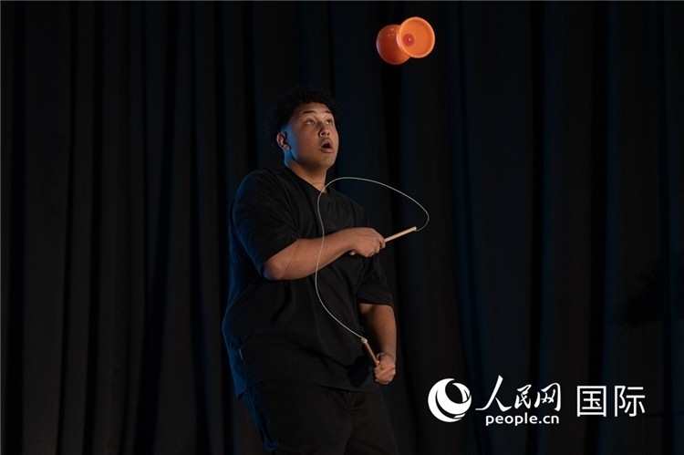 參賽選手表演的抖空竹如行云流水。人民日報非洲中心分社 希拉茲·莫林?jǐn)z