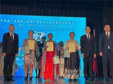 李旭東教育參贊（左一）與赴華參賽選手等合影留念。（圖片來源：孔子課堂）