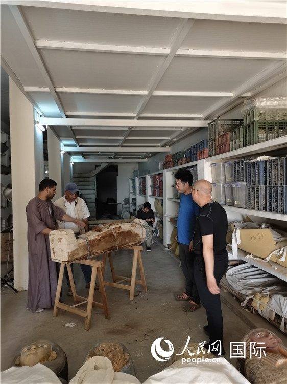 圖為中埃薩卡拉新出土文物數(shù)字化調(diào)查與研究項(xiàng)目團(tuán)隊(duì)在工作現(xiàn)場(chǎng)。