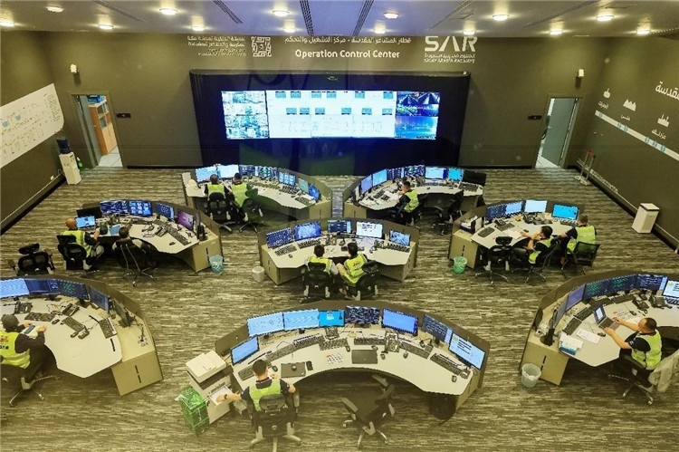 圖為運(yùn)營指揮中心一景。中國鐵建供圖