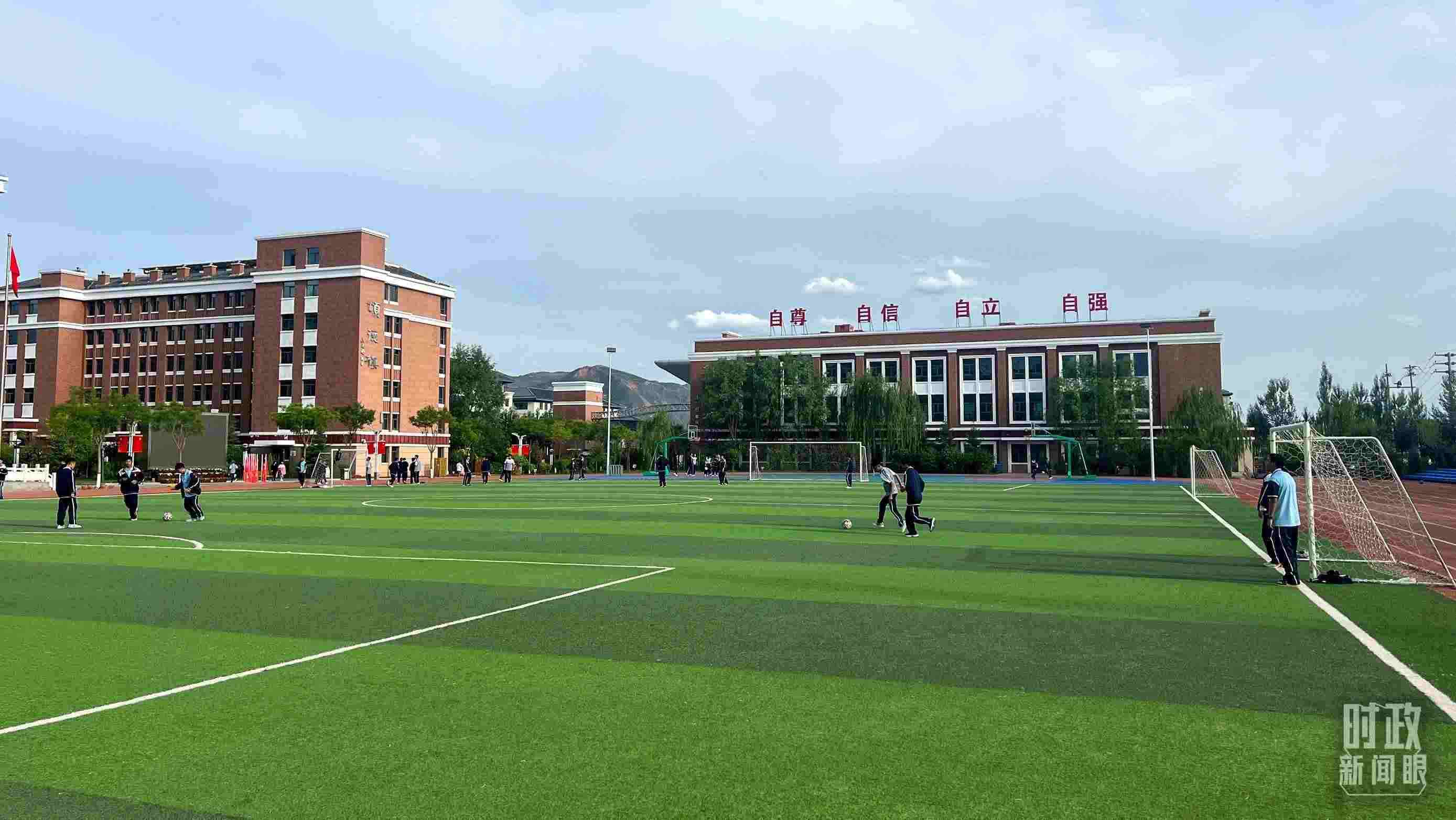 △果洛西寧民族中學(xué)。（總臺央視記者楊波、楊新禹拍攝）
