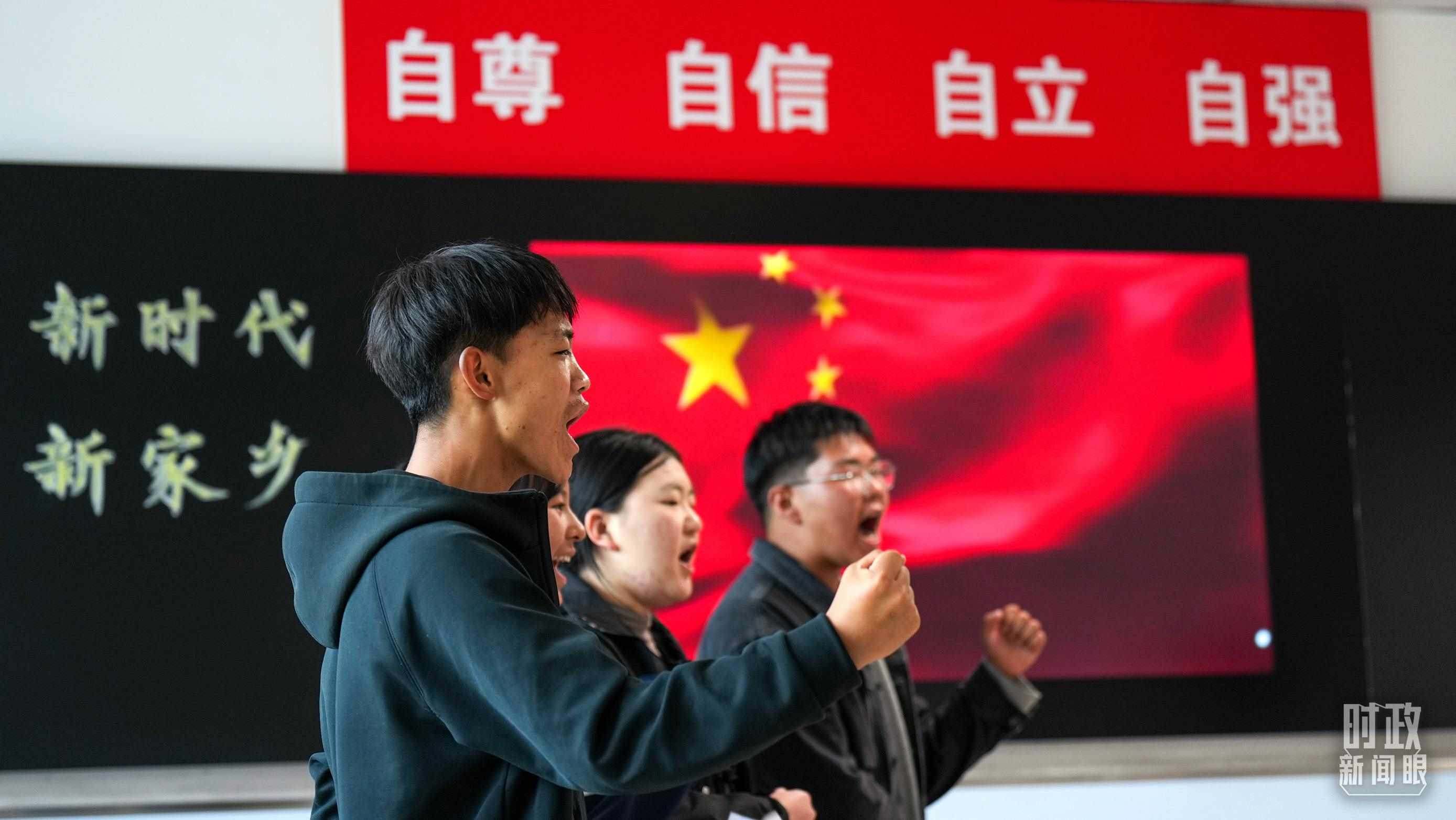 △果洛西寧民族中學(xué)高一（1）班的“新時代、新家鄉(xiāng)”主題思政課。（總臺央視記者許永松、國廣記者李晉拍攝）