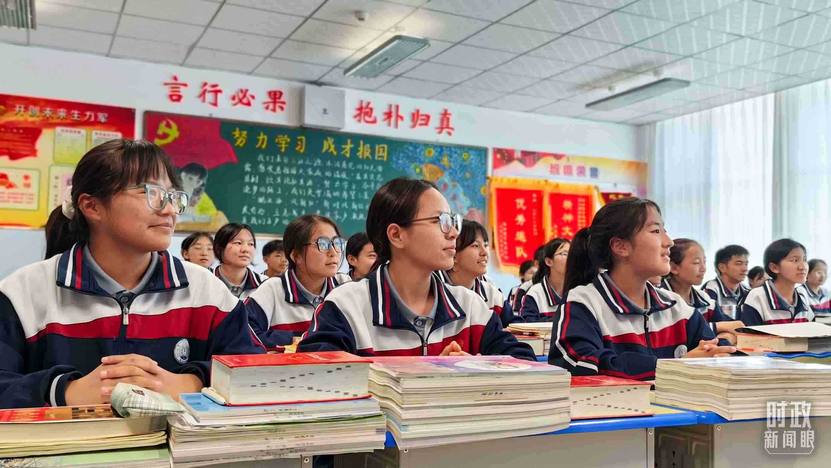 △果洛西寧民族中學(xué)高一（1）班的“新時代、新家鄉(xiāng)”主題思政課。（總臺央視記者段德文拍攝）