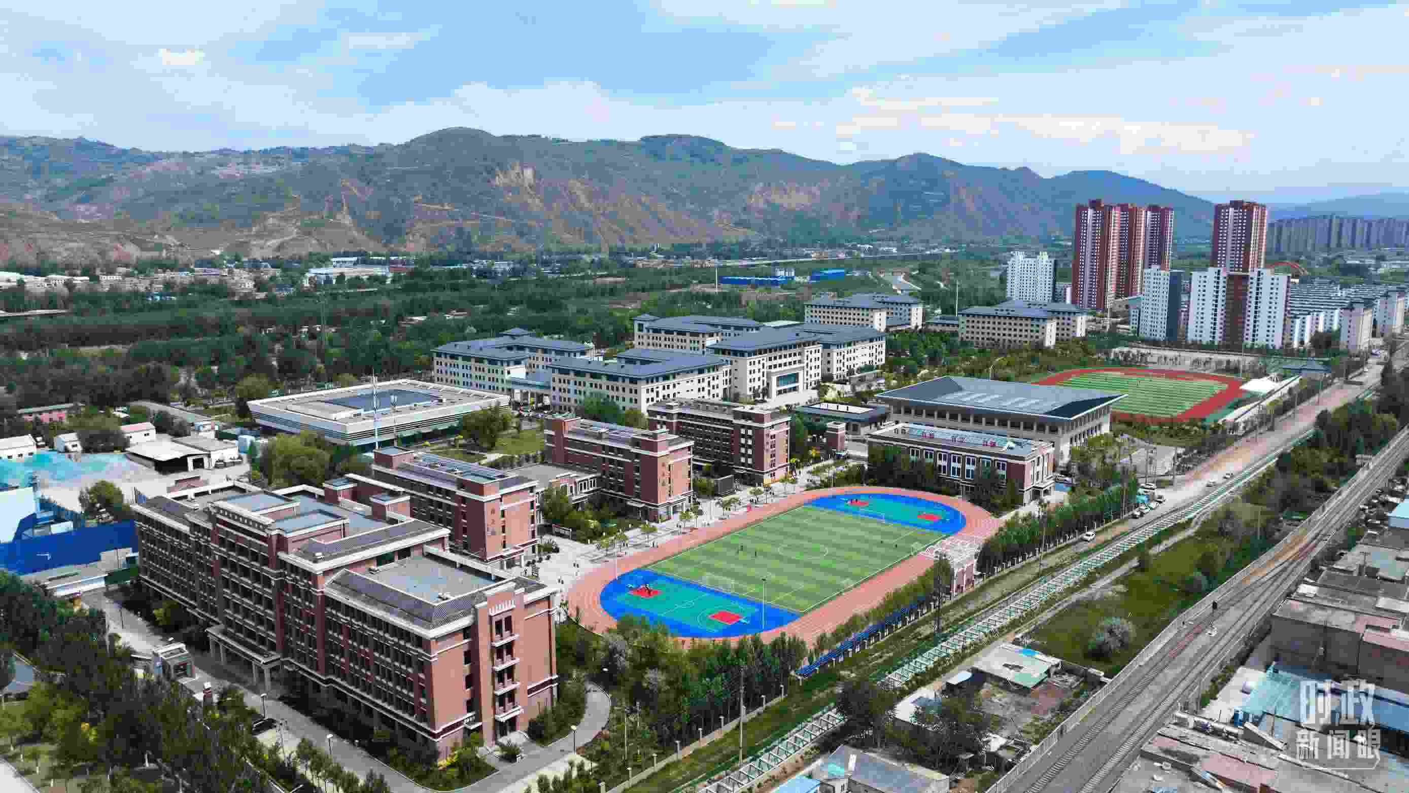 △果洛西寧民族中學(xué)。（總臺記者閆懋鵬拍攝）