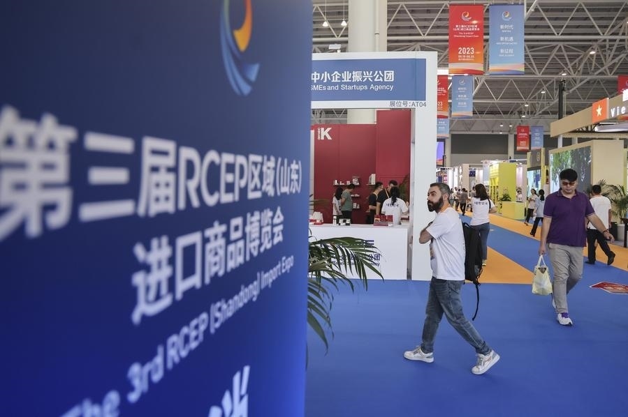2023年8月18日，人們在第三屆RCEP區(qū)域（山東）進(jìn)口商品博覽會(huì)上參觀。新華社發(fā)（許傳寶 攝）