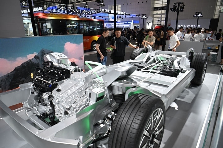 這是在博覽會(huì)現(xiàn)場(chǎng)拍攝的一款智能網(wǎng)聯(lián)汽車平臺(tái)架構(gòu)（6月20日攝）。新華社記者 孫凡越 攝