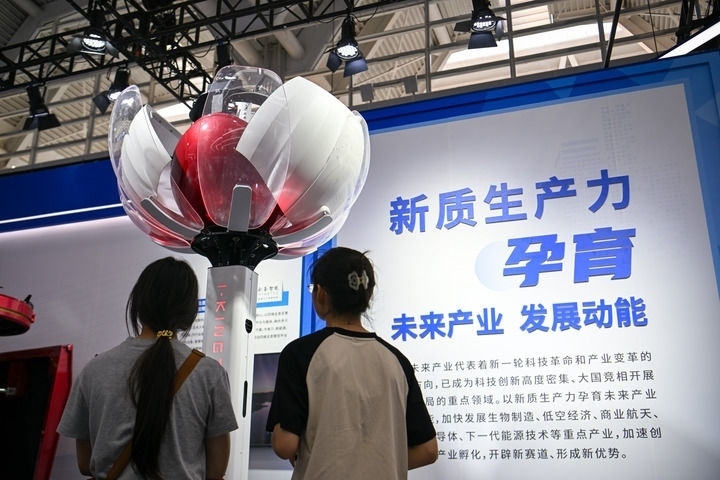 6月20日，與會(huì)者參觀天津云圣智能科技有限責(zé)任公司展區(qū)展出的“圣·寶蓮燈”全自主無(wú)人機(jī)巡檢系統(tǒng)。新華社記者 孫凡越 攝