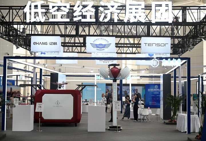 6月20日，參觀者在博覽會(huì)低空經(jīng)濟(jì)展團(tuán)參觀。新華社記者 趙子碩 攝