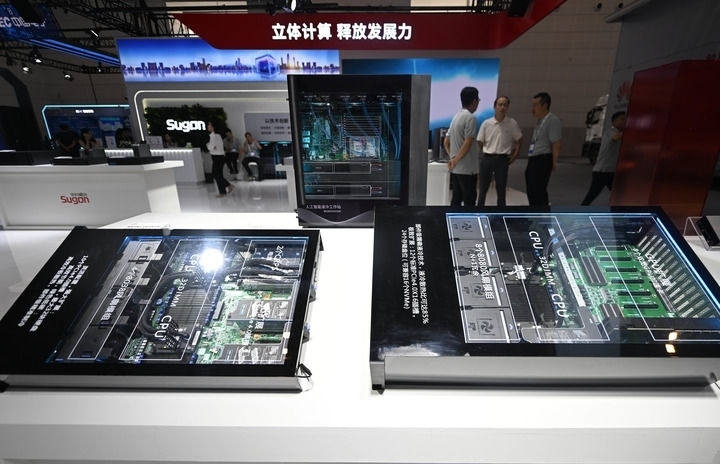 這是6月20日在博覽會(huì)上拍攝的中科曙光展區(qū)的一臺(tái)人工智能服務(wù)器。新華社記者 趙子碩 攝