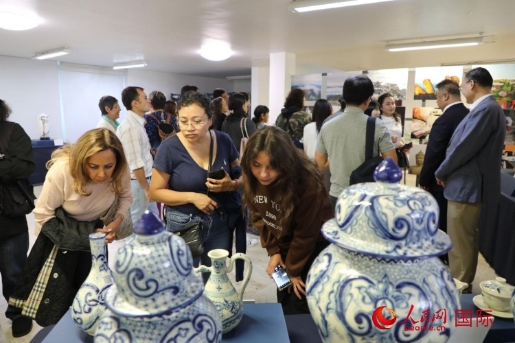 在展覽現(xiàn)場(chǎng)，觀眾們駐足欣賞德化瓷和墨西哥彩瓷。人民網(wǎng) 埃內(nèi)斯托·多明戈斯攝