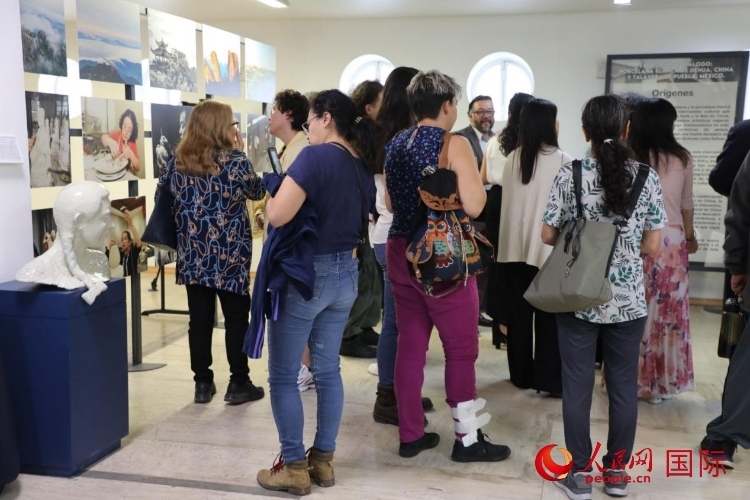 在展覽現(xiàn)場(chǎng)，觀眾們駐足欣賞德化白瓷和墨西哥彩瓷。人民網(wǎng) 埃內(nèi)斯托·多明戈斯攝