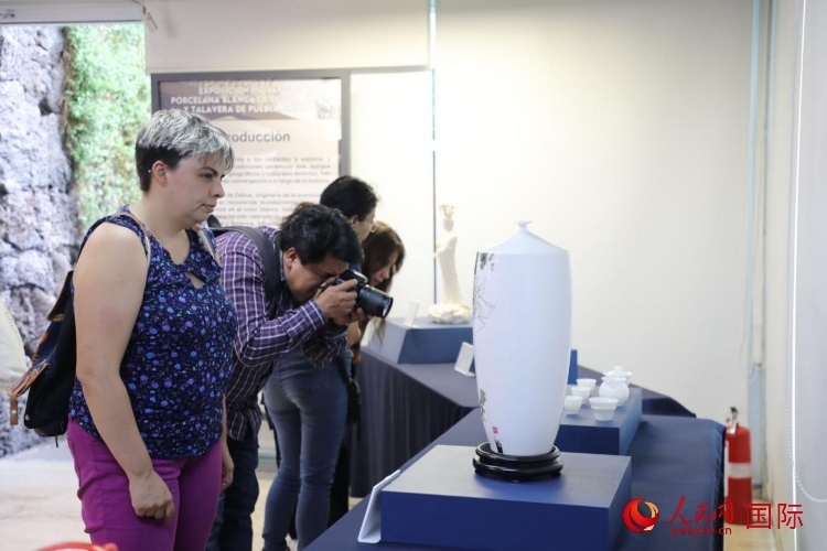 在展覽現(xiàn)場(chǎng)，觀眾們駐足欣賞德化白瓷和墨西哥彩瓷。人民網(wǎng) 埃內(nèi)斯托·多明戈斯攝