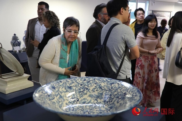 在展覽現(xiàn)場(chǎng)，觀眾們駐足欣賞德化白瓷和墨西哥彩瓷。人民網(wǎng) 埃內(nèi)斯托·多明戈斯攝