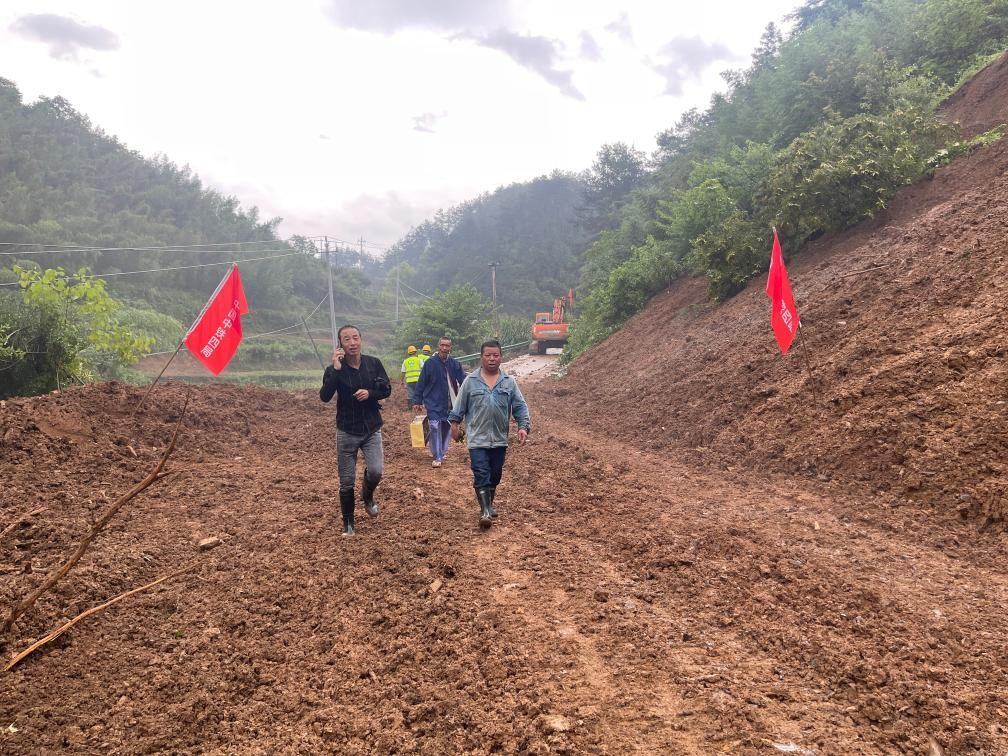 6月22日，木石里008縣道最后一個塌方點搶通。（受訪者供圖）