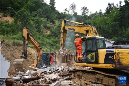6月23日，救援人員在魚(yú)市鎮(zhèn)斗溪村龍?zhí)两M山體滑坡現(xiàn)場(chǎng)開(kāi)展救援工作。新華社記者 陳振海 攝
